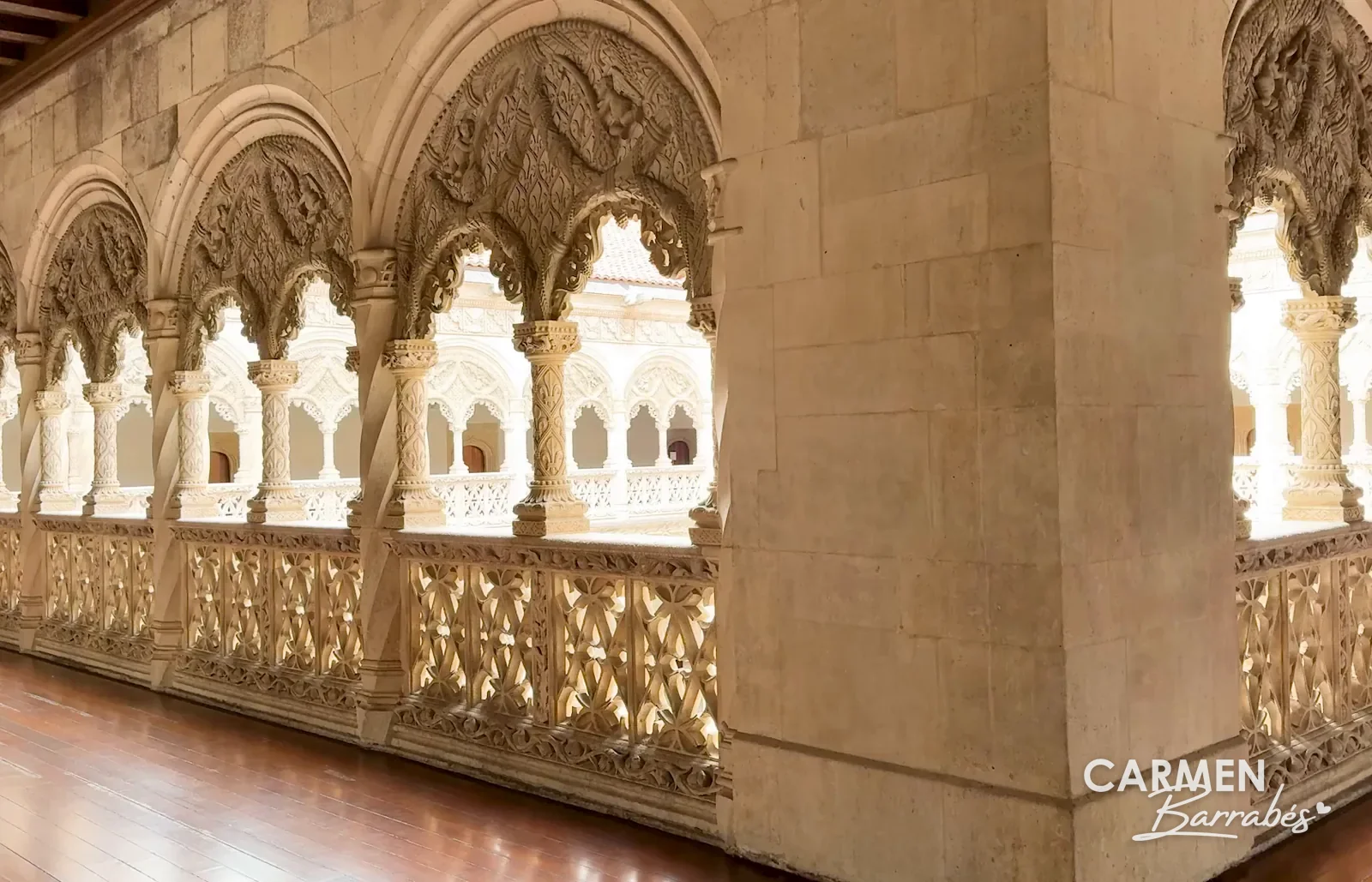 La galería alta del patio del Colegio de San Gregorio, con sus arcos tallados en piedra
