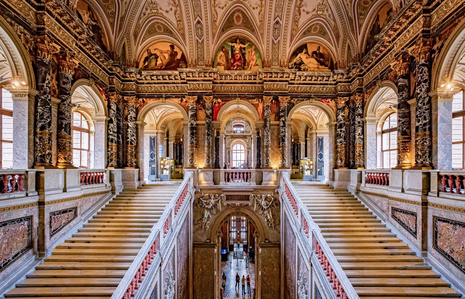 Escalera principal del Museo de Historia del Arte de Viena
