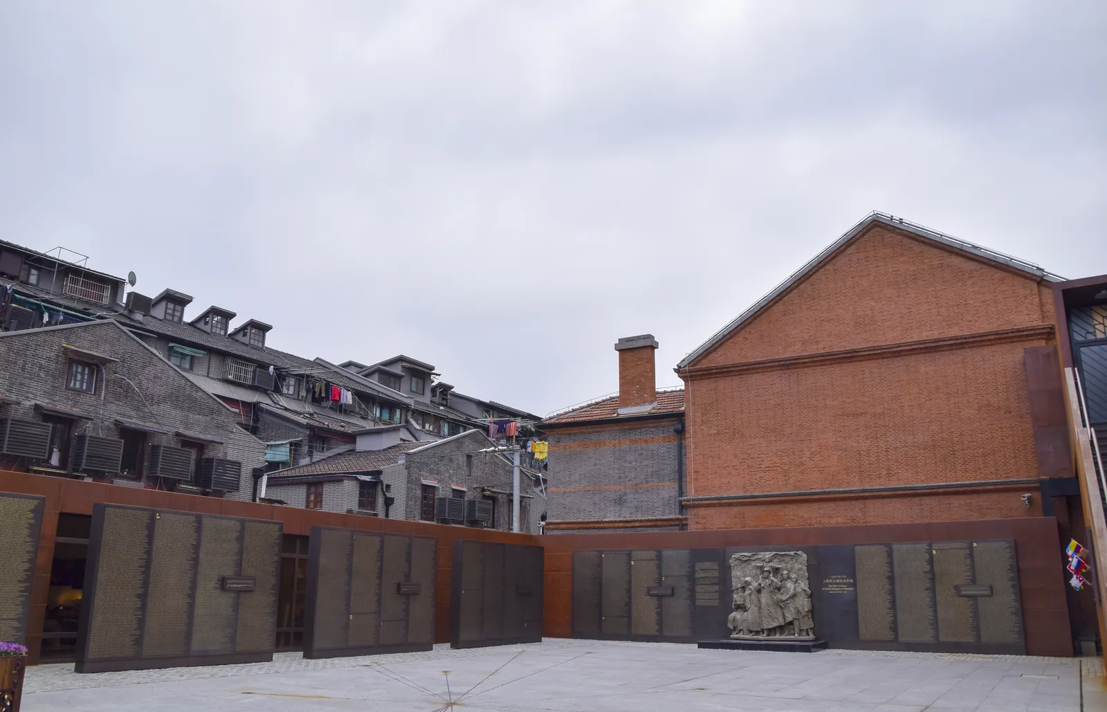 Patio del Museo de los Refugiados Judíos de Shanghái con el muro de los nombres