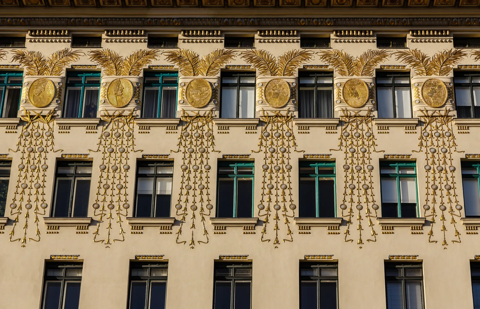 Casa de Otto Wagner con medallones dorados en la Linke Wienzeile, frente al Naschmarkt de Viena