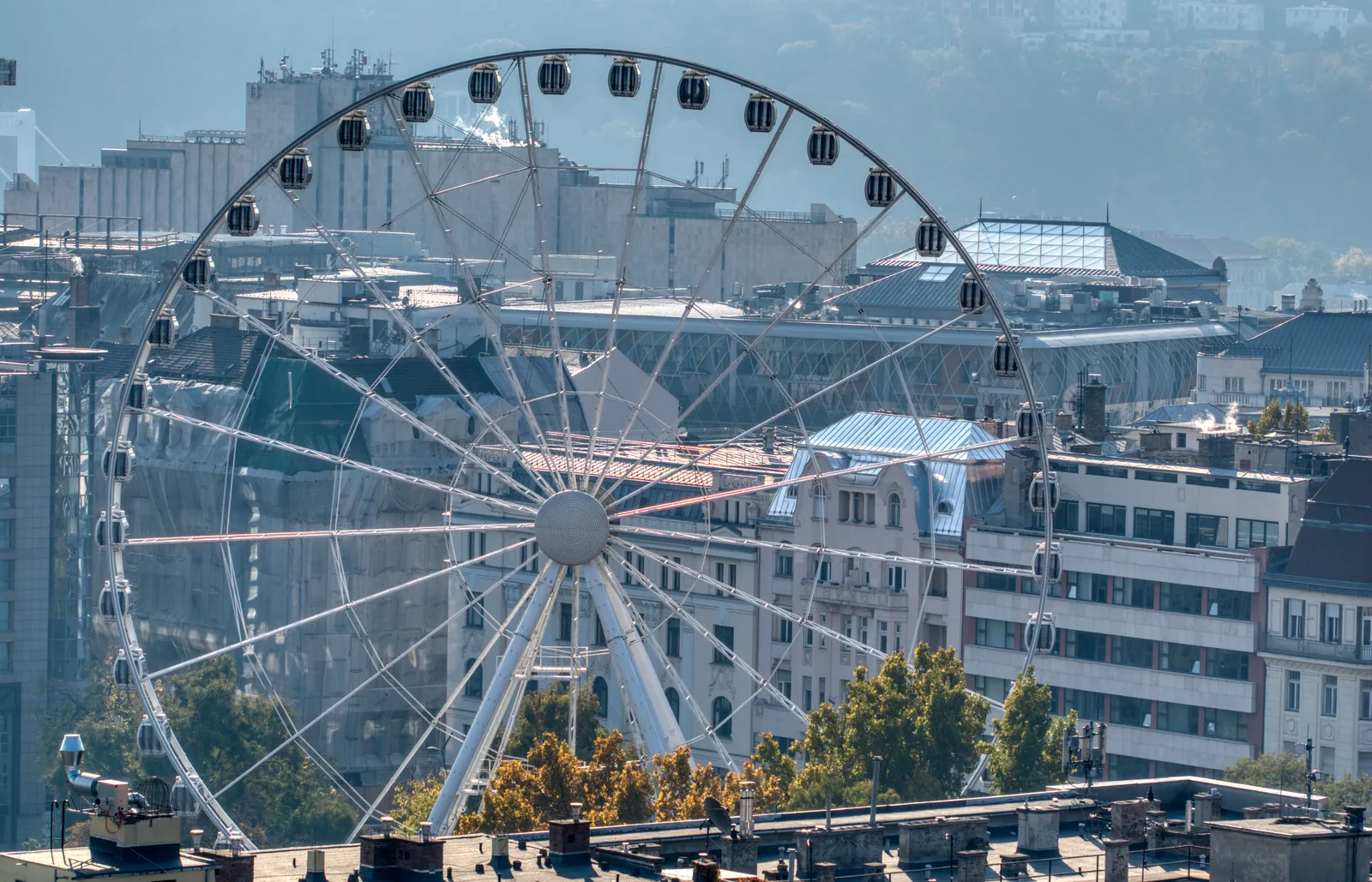 La Gran Noria de Budapest, el Budapest Eye, entre los edificios del centro de Pest
