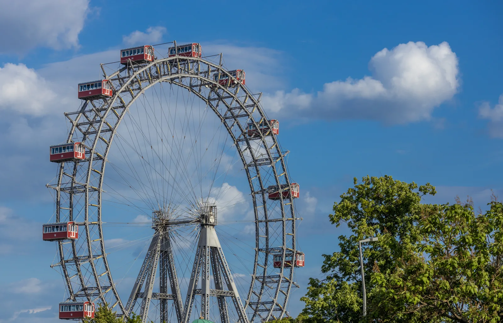 Noria Gigante del Prater de Viena con sus cabinas rojas