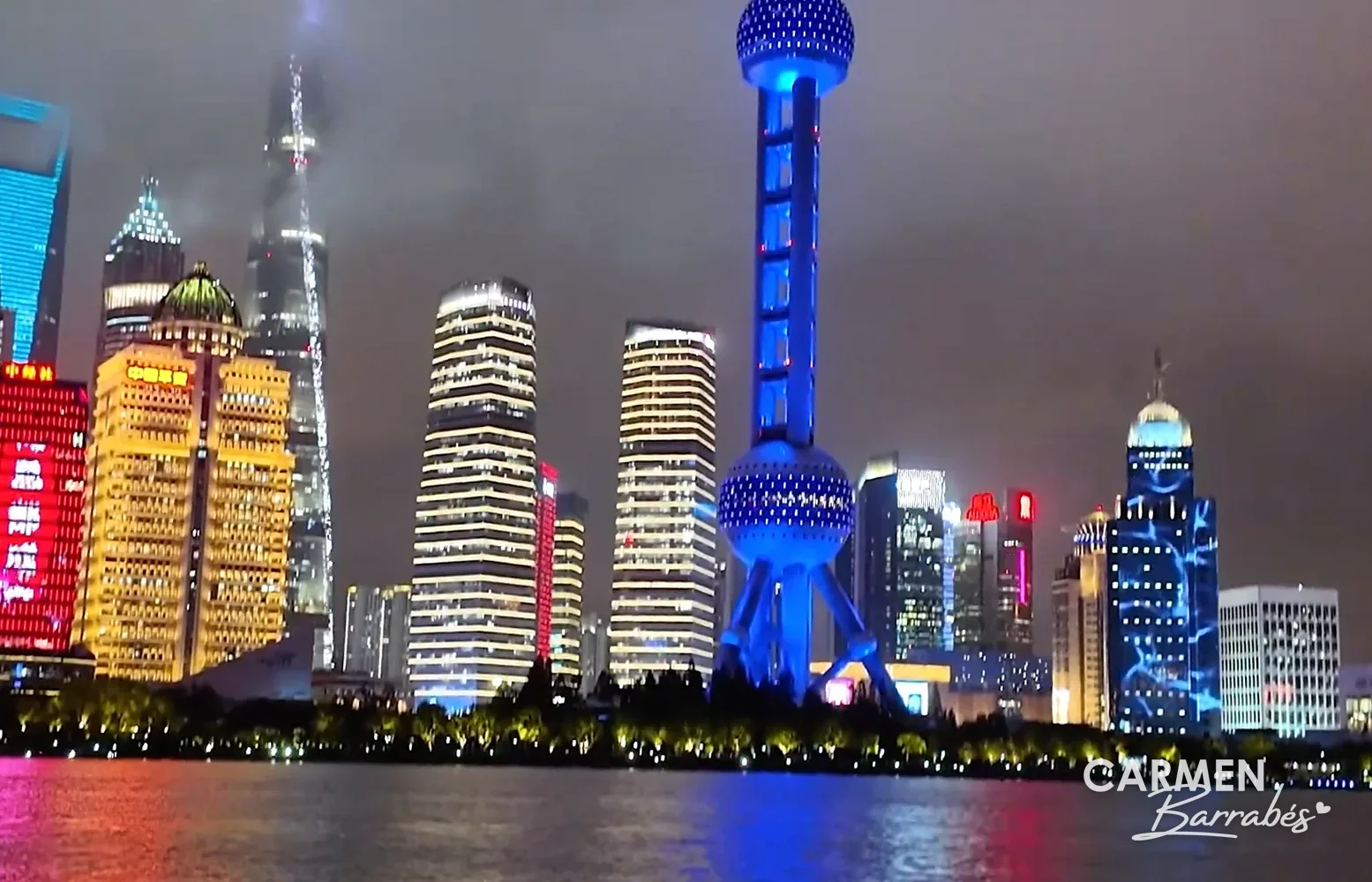 Rascacielos de Lujiazui con la Perla de Oriente iluminados, desde el North Bund