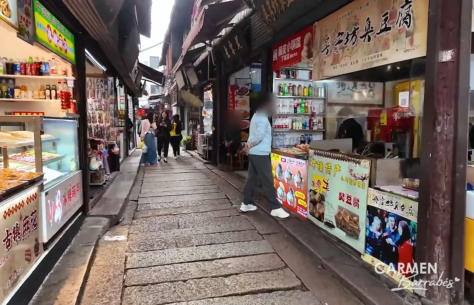 North Street de Zhujiajiao, una calle empedrada con tiendas y puestos de comida