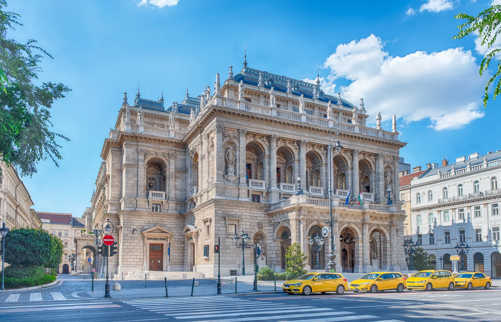 Fachada neorrenacentista de la Ópera Nacional de Hungría en la avenida Andrássy de Budapest