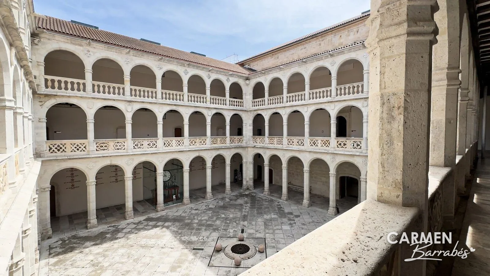 El patio renacentista de tres pisos de arcos del Palacio de Santa Cruz de Valladolid