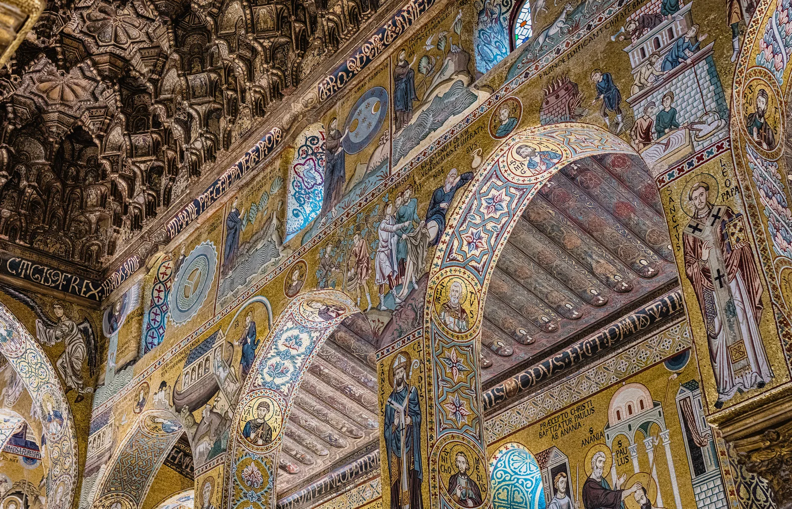 El interior de la Capilla Palatina de Palermo, con los mosaicos dorados y el techo de madera tallada