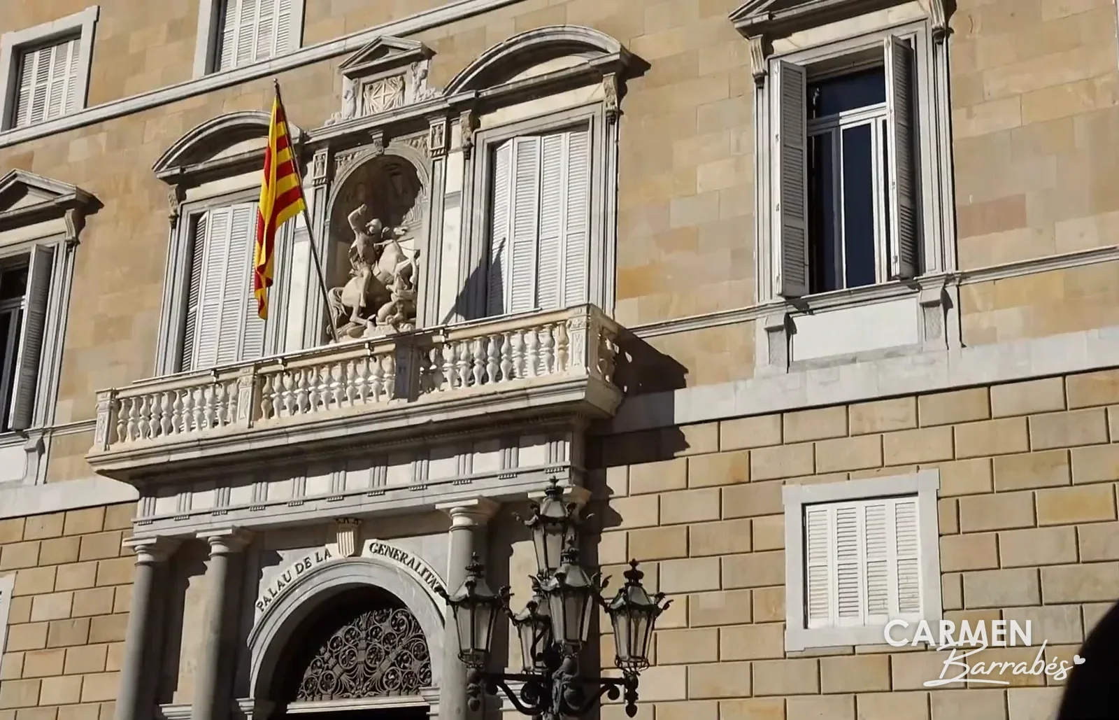 El balcón del Palau de la Generalitat con la bandera catalana, en la plaza Sant Jaume