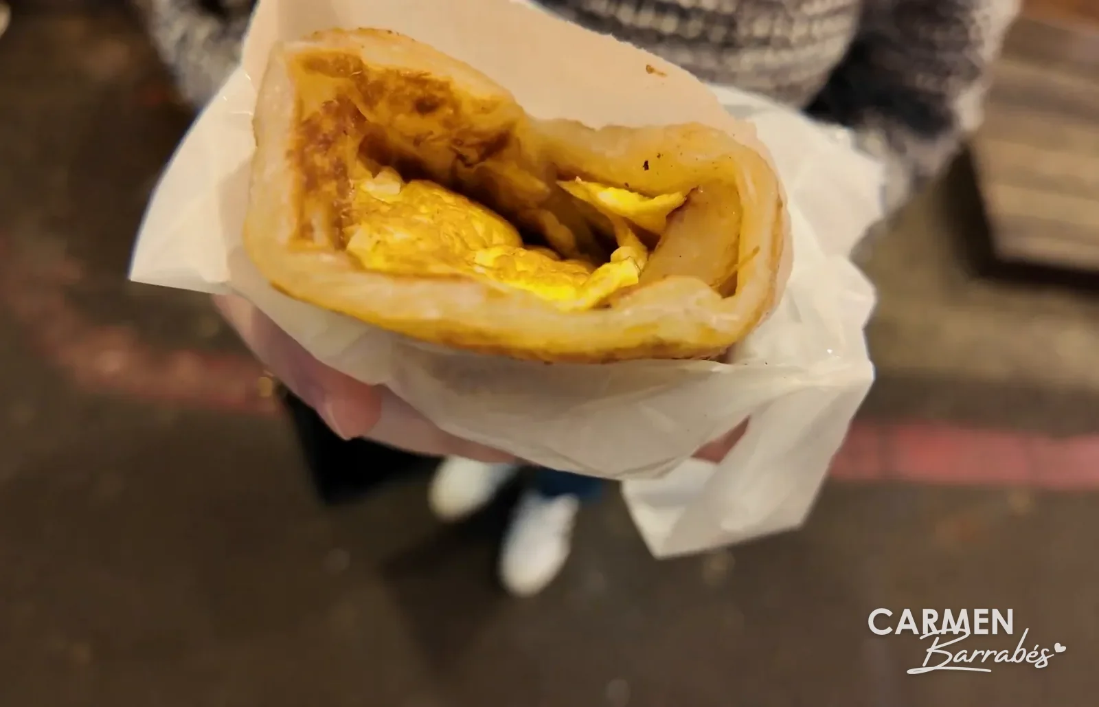 Pancake de cebollino con huevo de un puesto de Ximending