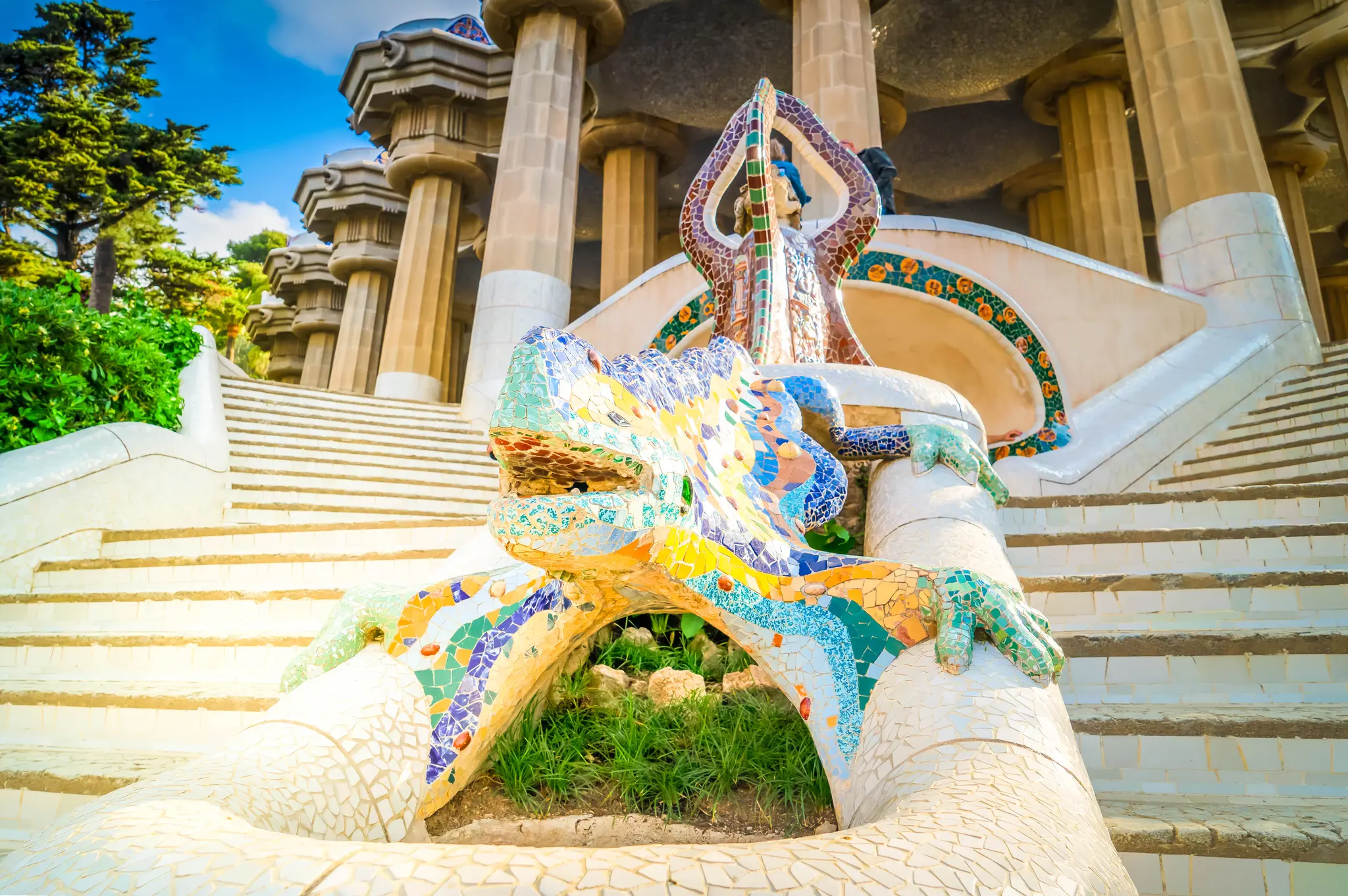 Dragón de mosaico de la escalera del Park Güell