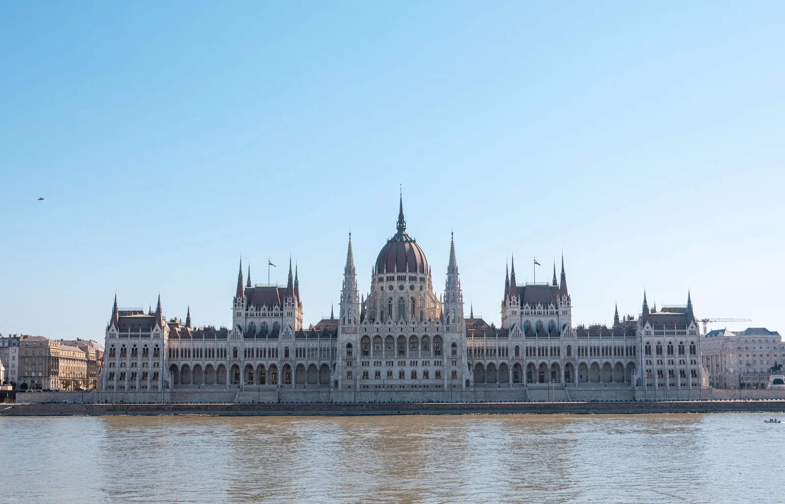 El Parlamento de Hungría, neogótico, a la orilla del Danubio en Budapest