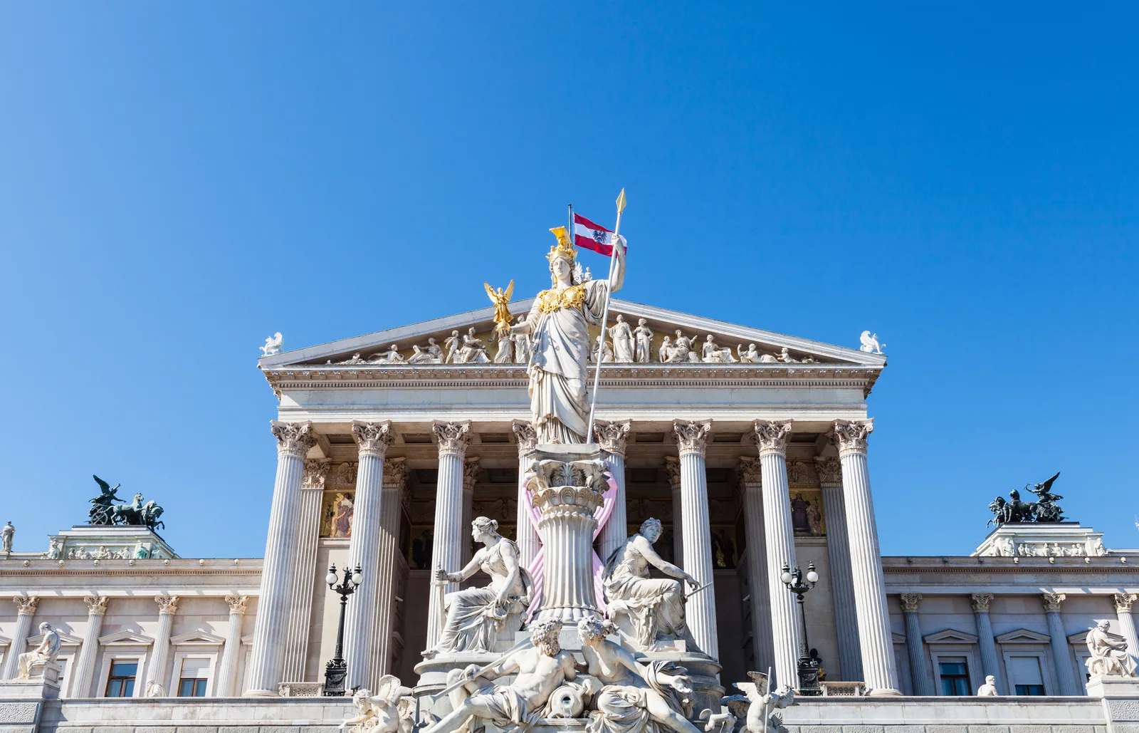 Parlamento de Viena con la fuente de Atenea delante