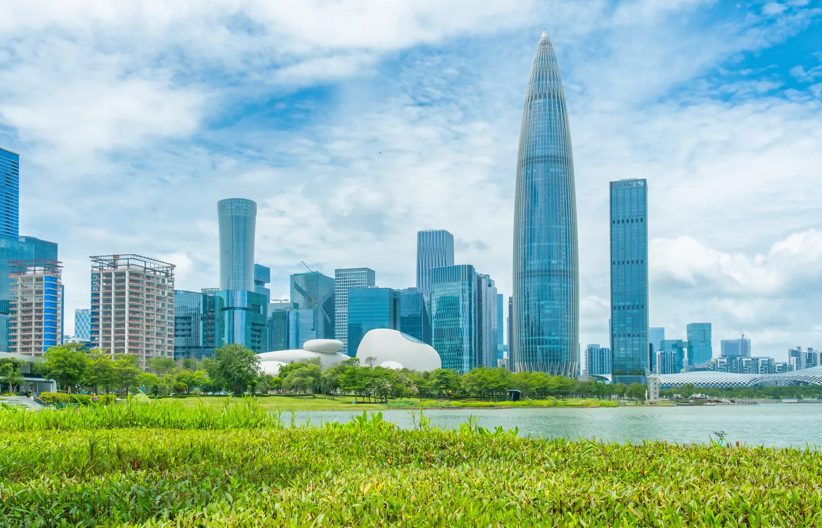 Parque de la Bahía de Shenzhen con la torre Spring Bamboo al fondo