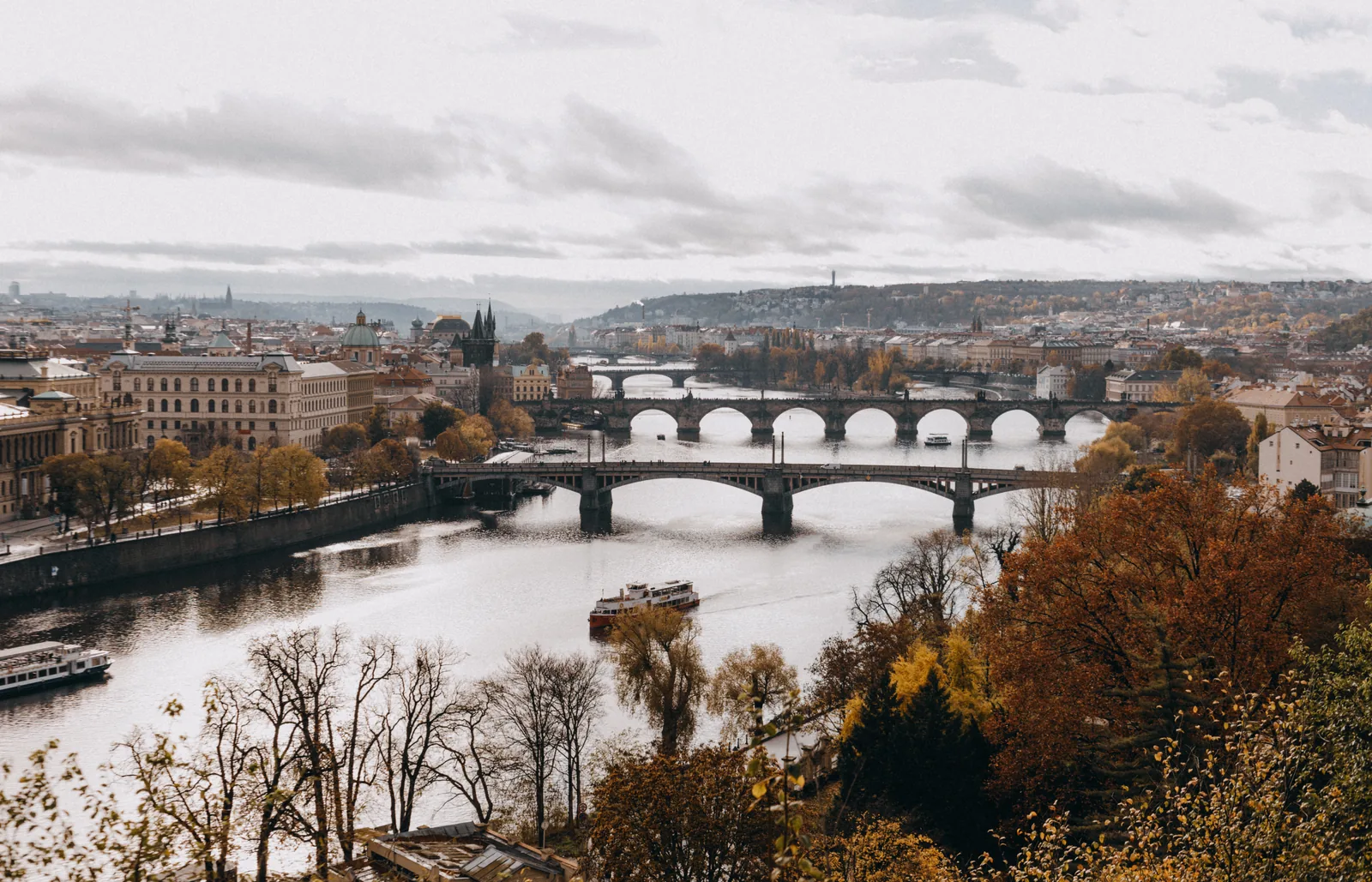 Vista desde el parque de Letná de los puentes sobre el río Moldava, uno detrás de otro, un día nublado de otoño