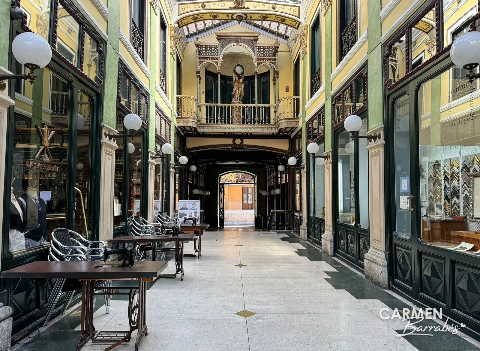 Interior del Pasaje Gutiérrez de Valladolid con la estatua de Mercurio al fondo