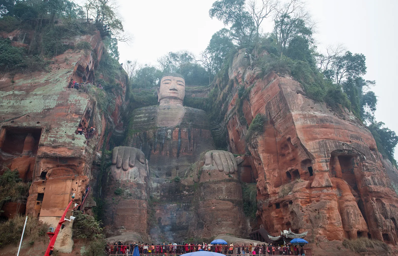 El Gran Buda de Leshan visto desde sus pies con el acantilado y la escalera