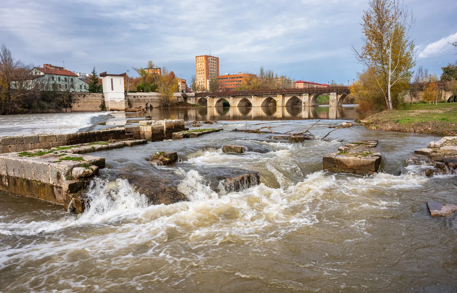 El Puente Mayor de piedra sobre el río Pisuerga en Valladolid