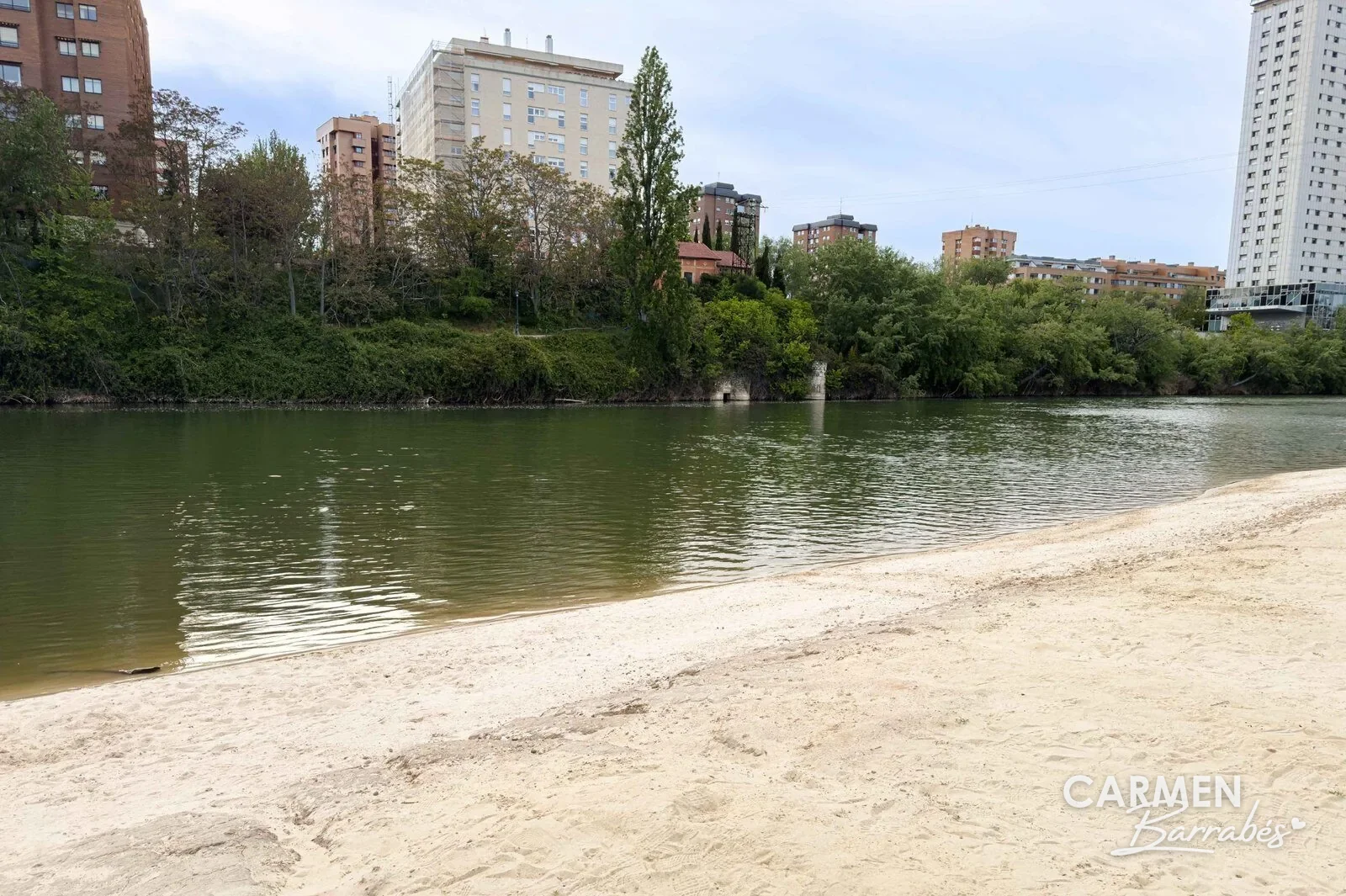 El arenal de la Playa de las Moreras junto al río Pisuerga en Valladolid