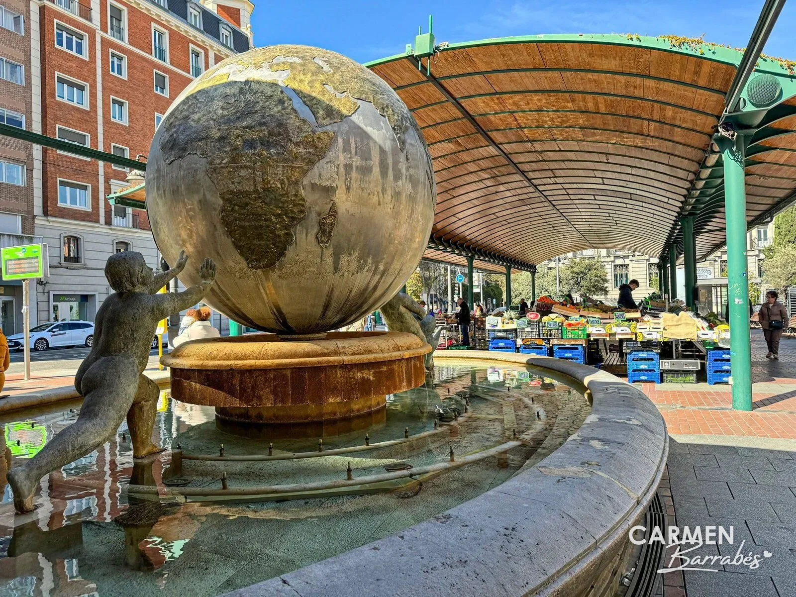 La fuente de la Bola del Mundo y la marquesina del mercado en la Plaza de España de Valladolid