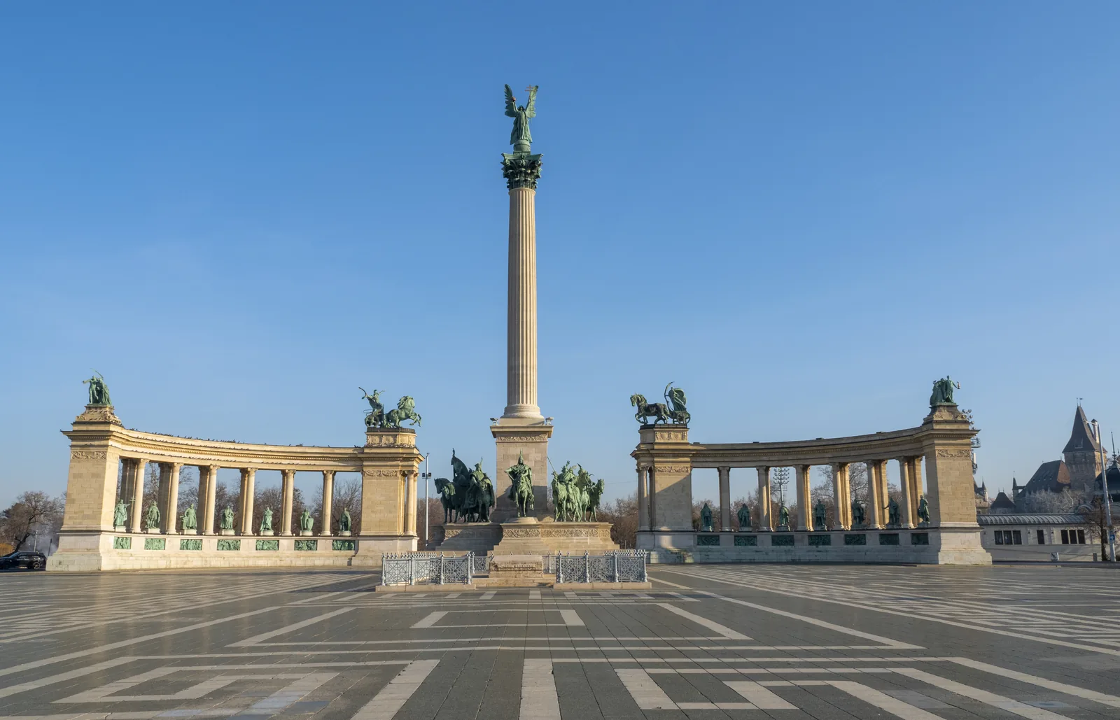 La Plaza de los Héroes de Budapest con el Monumento del Milenio y las dos columnatas