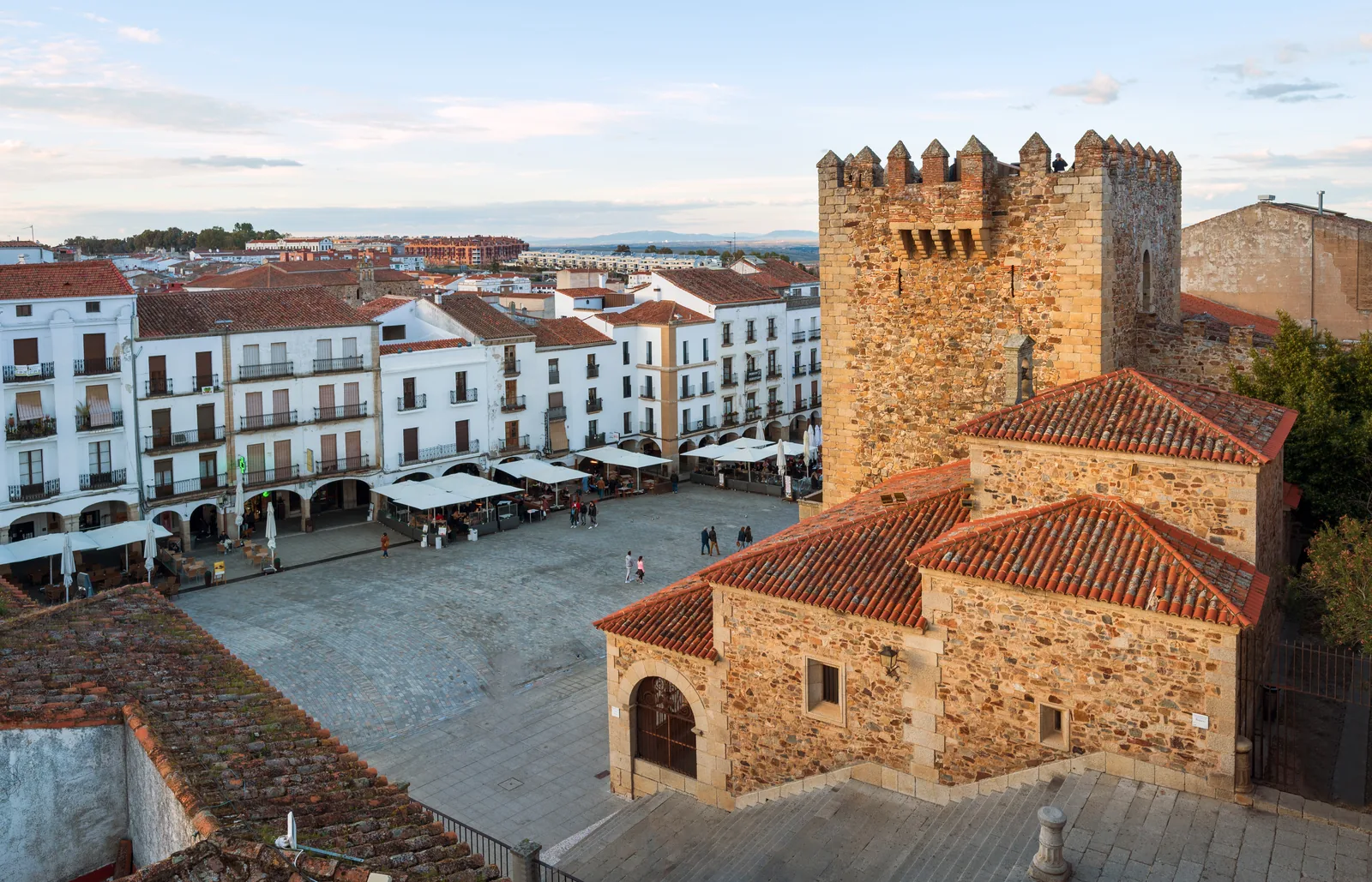 La Plaza Mayor de Cáceres vista desde arriba, con la Torre de Bujaco, la Ermita de la Paz y las casas blancas con soportales