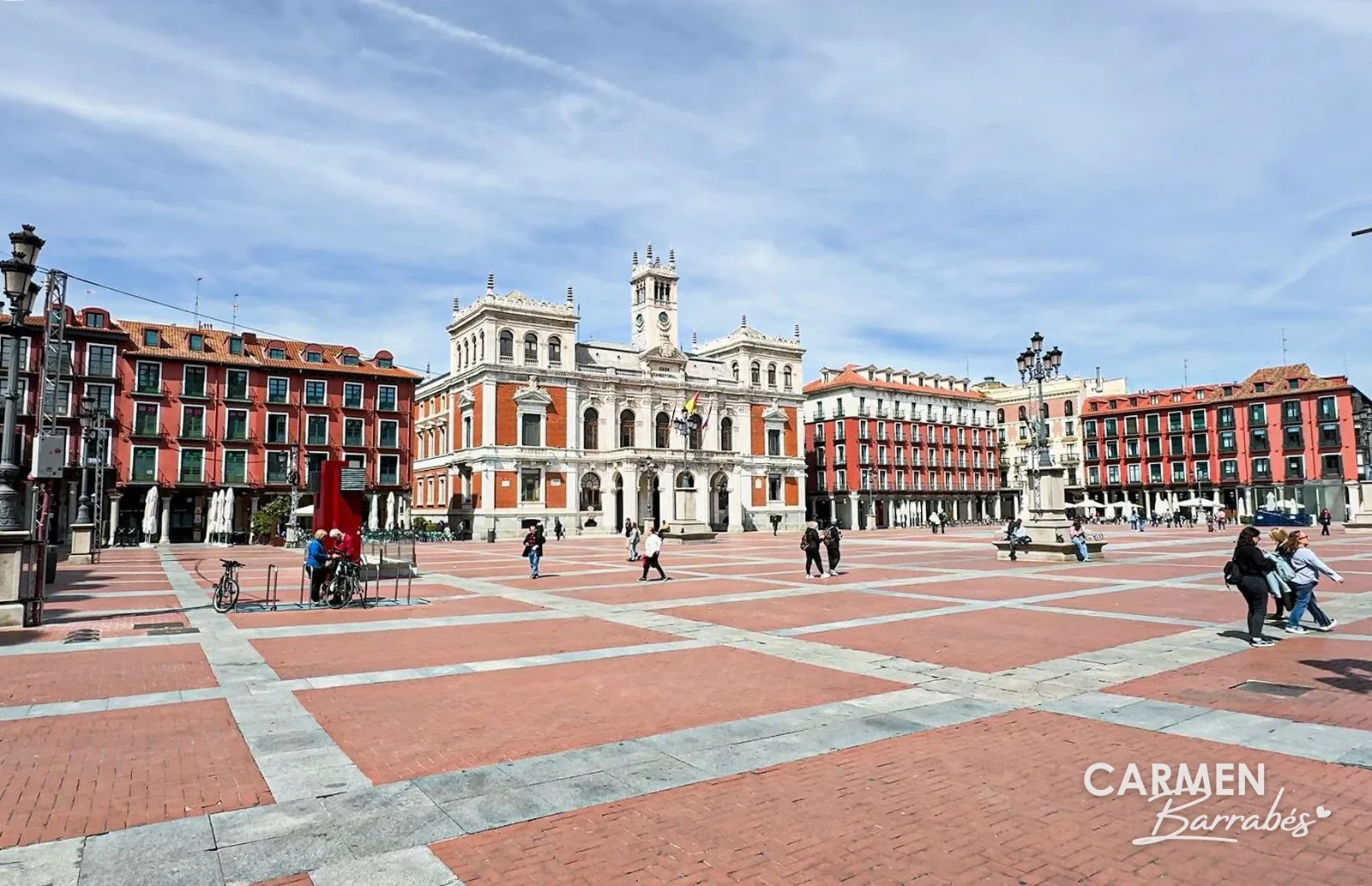 La Plaza Mayor de Valladolid con sus soportales rojos y el Ayuntamiento