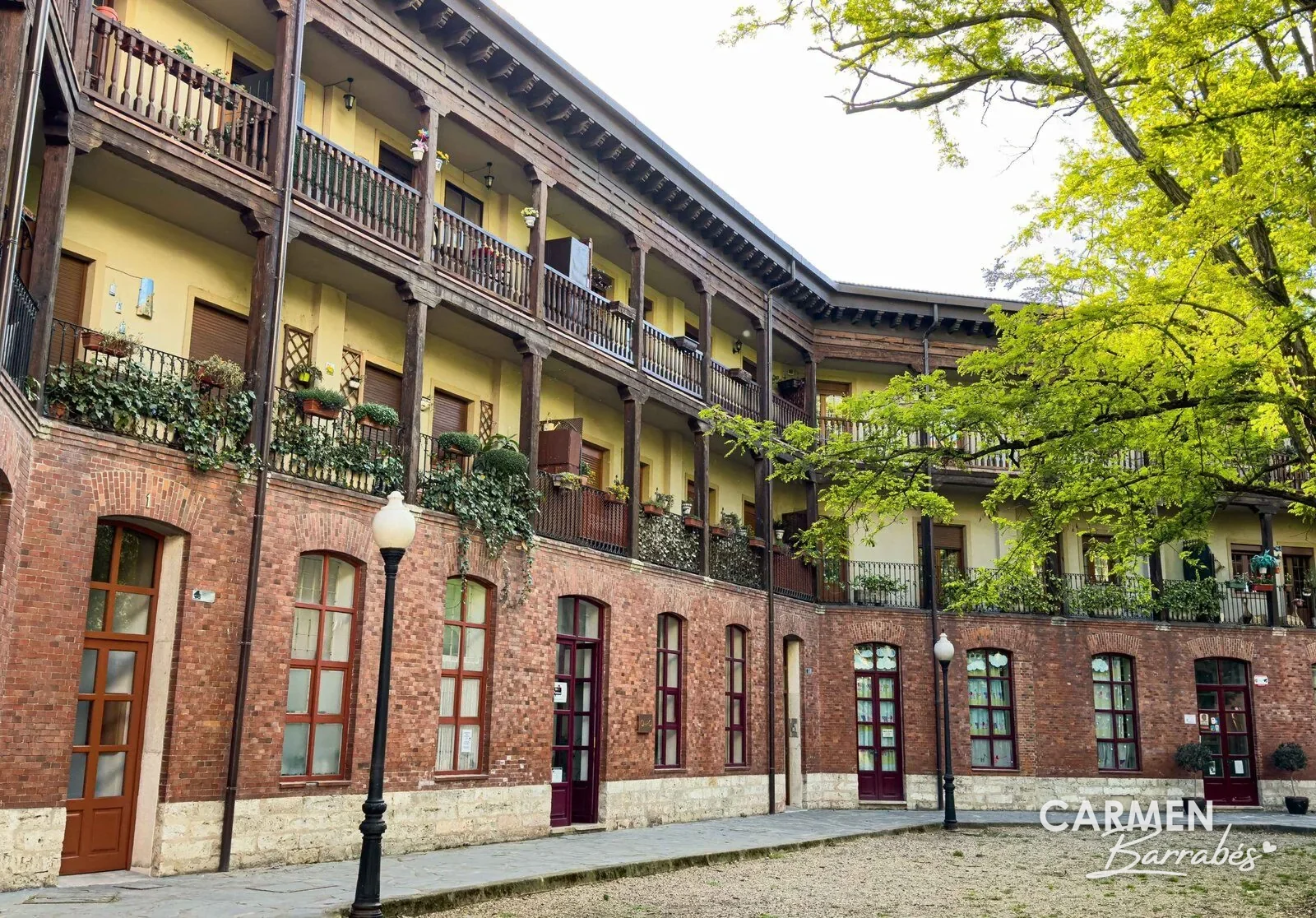 El patio octogonal de la Plaza del Viejo Coso de Valladolid con sus corredores de madera