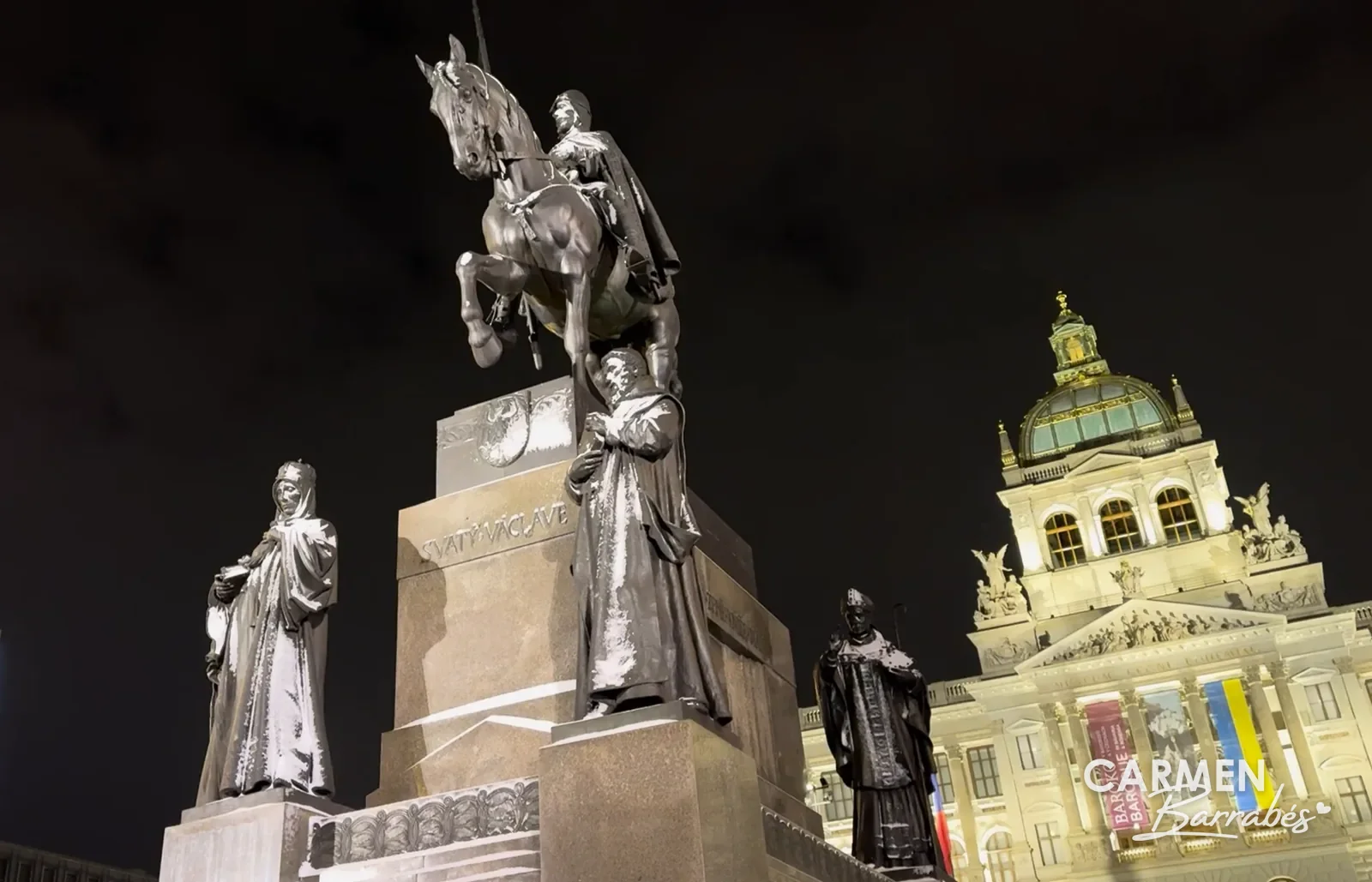 Estatua de San Wenceslao a caballo y el Museo Nacional iluminado de noche, en la Plaza de Wenceslao de Praga