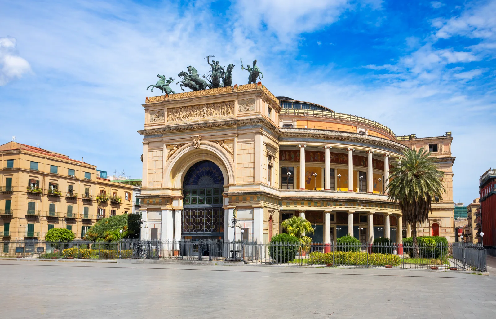 El Teatro Politeama de Palermo con la cuadriga de bronce sobre el arco de la entrada