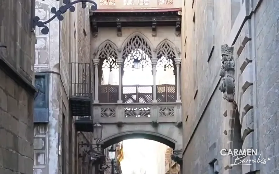 El Pont del Bisbe, el puente neogótico de la calle del Bisbe en el Barrio Gótico