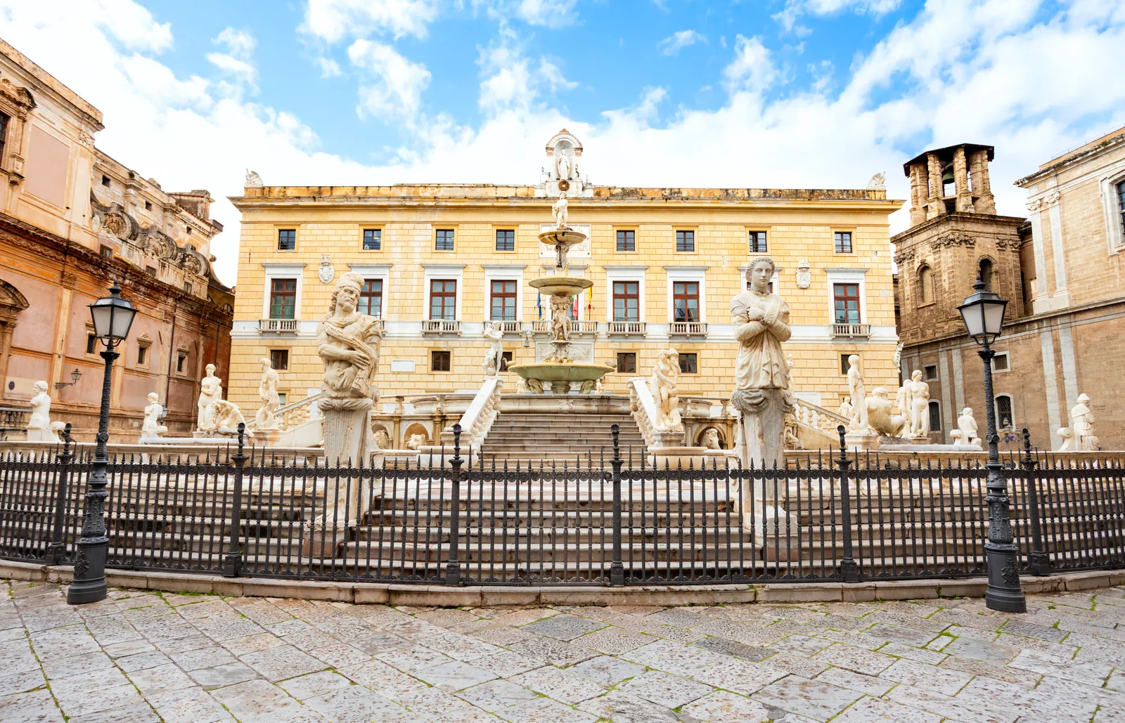 La Fontana Pretoria de Palermo, con sus estatuas de mármol blanco y la verja alrededor