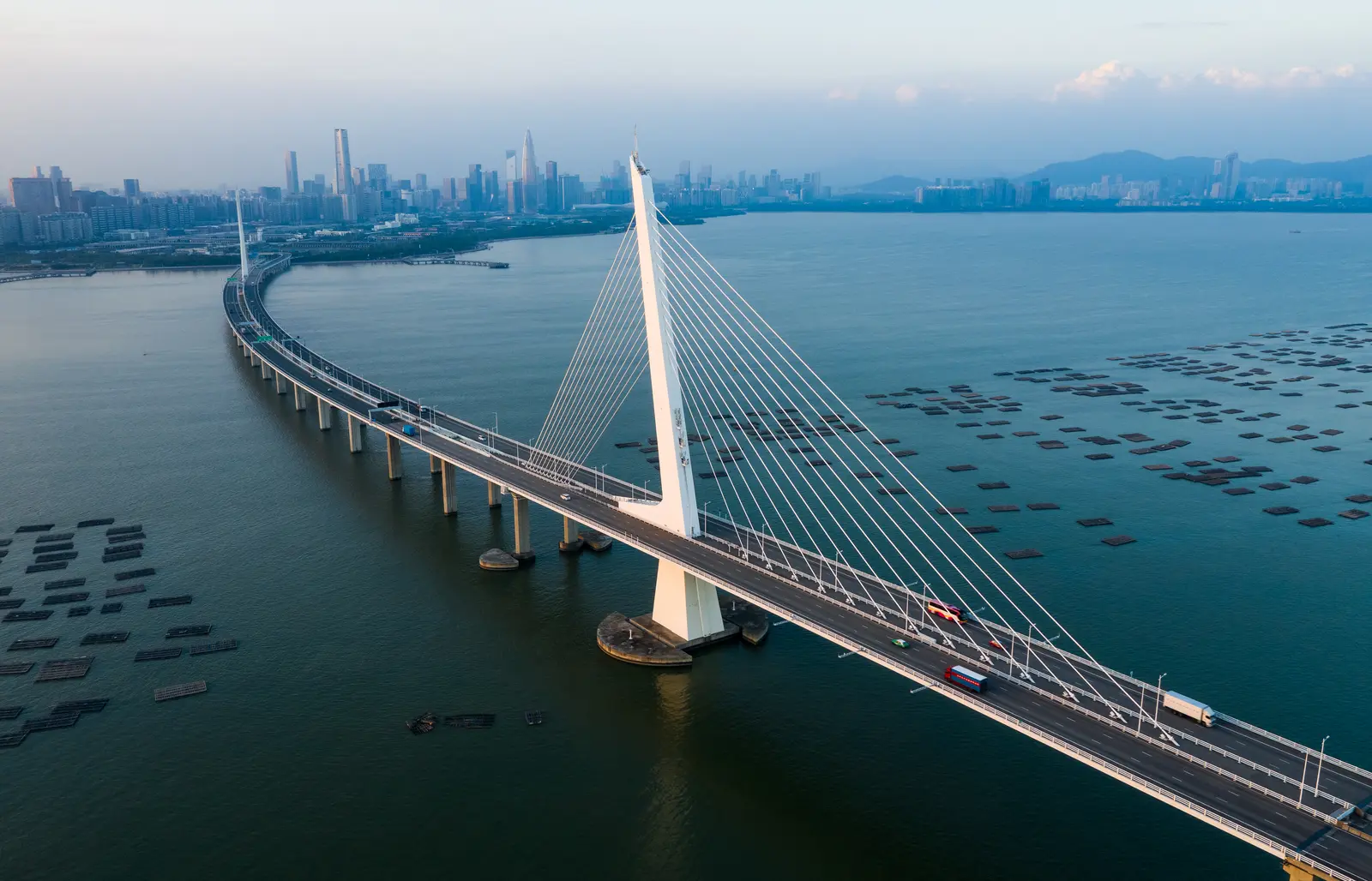 Puente de la bahía de Shenzhen hacia Hong Kong