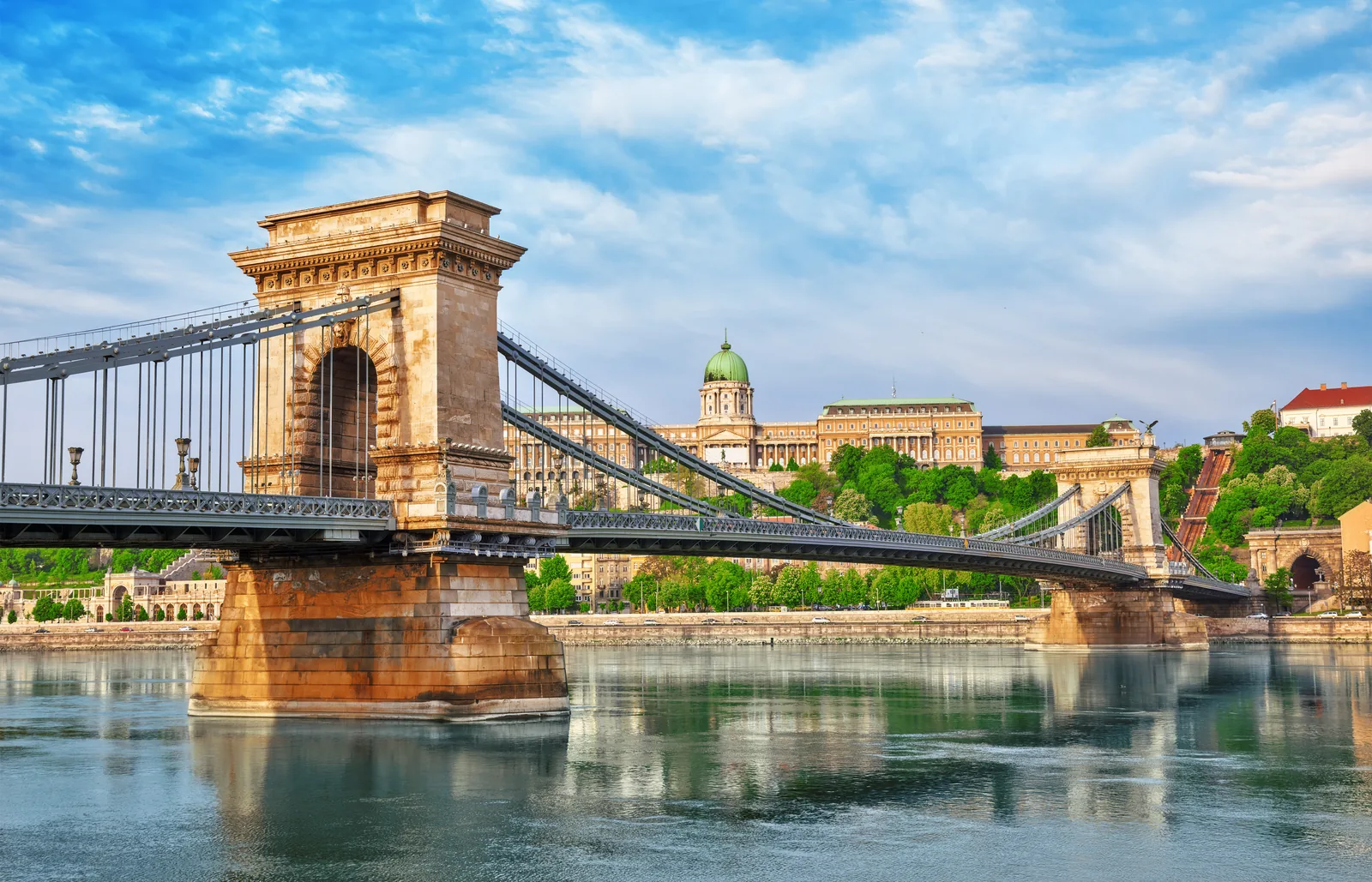 El Puente de las Cadenas sobre el Danubio con el Castillo de Buda al fondo