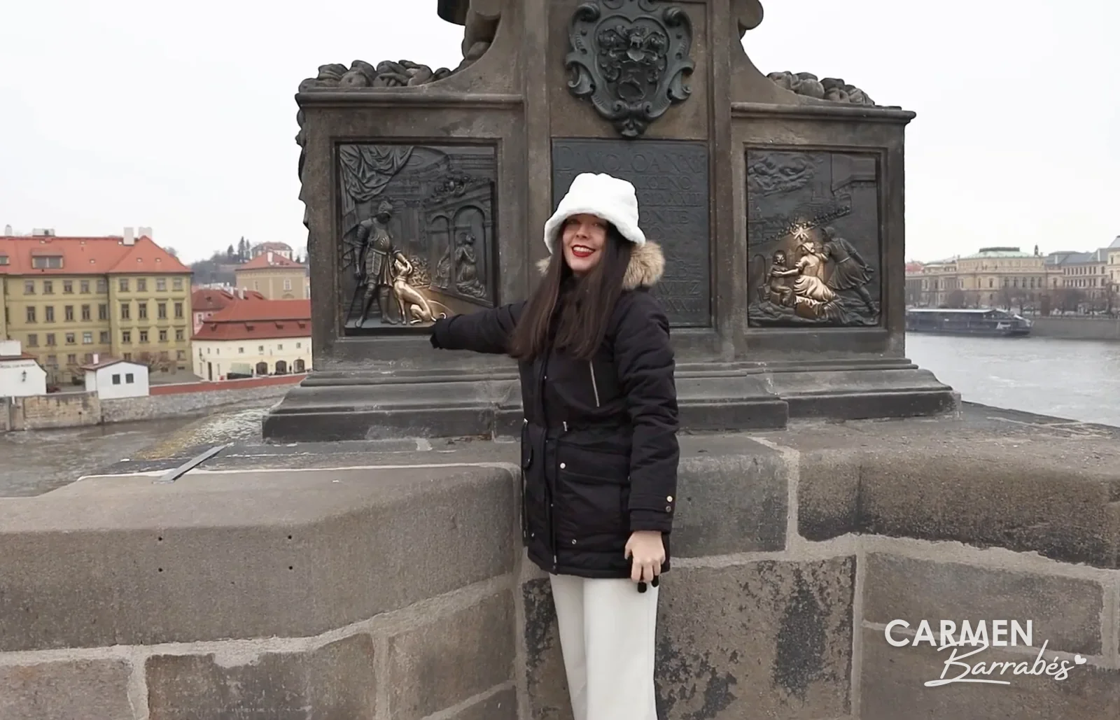 Carmen Barrabés tocando la placa de bronce de San Juan Nepomuceno en el Puente de Carlos de Praga
