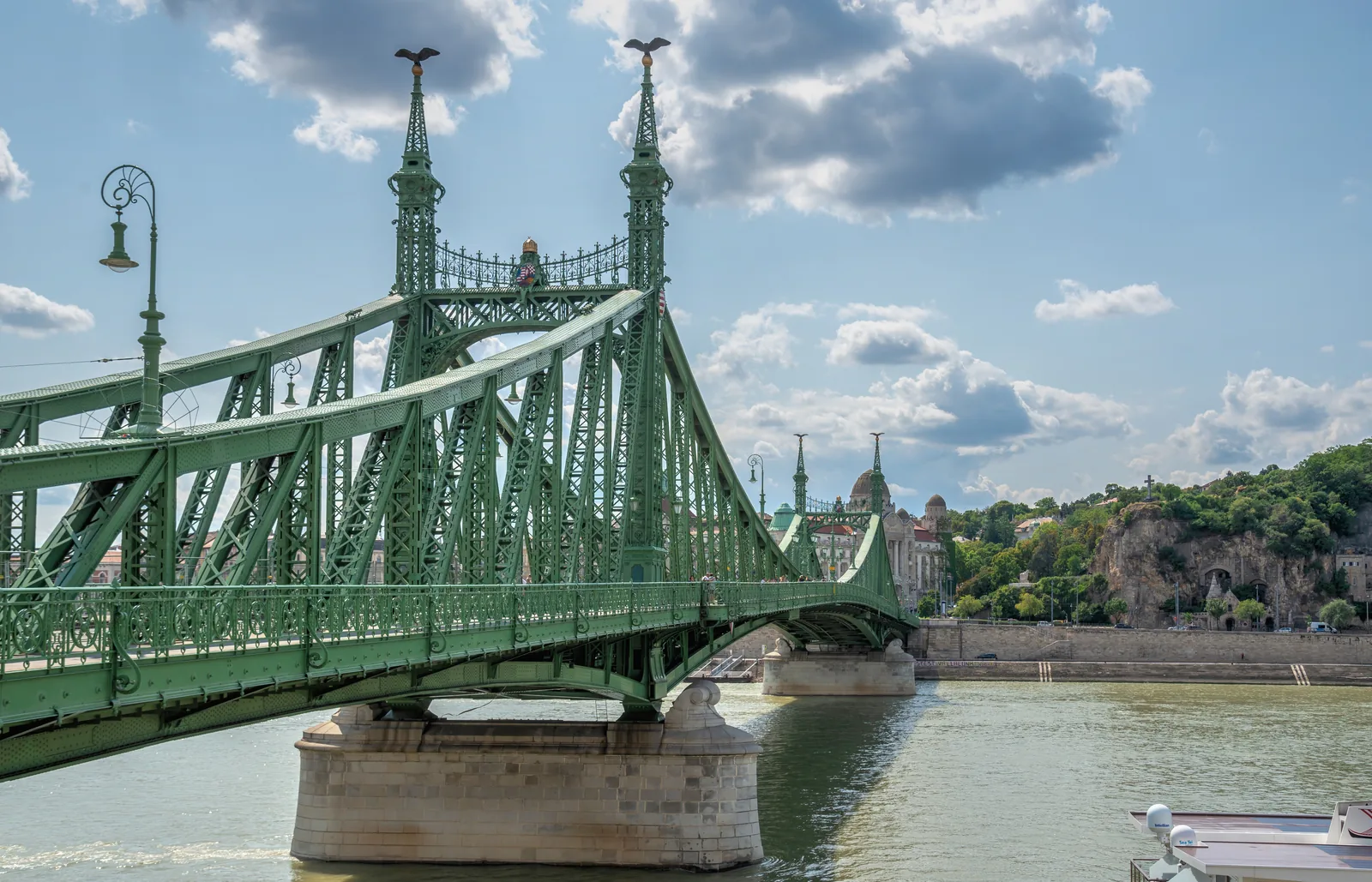 El Puente de la Libertad, de hierro verde, sobre el Danubio en Budapest