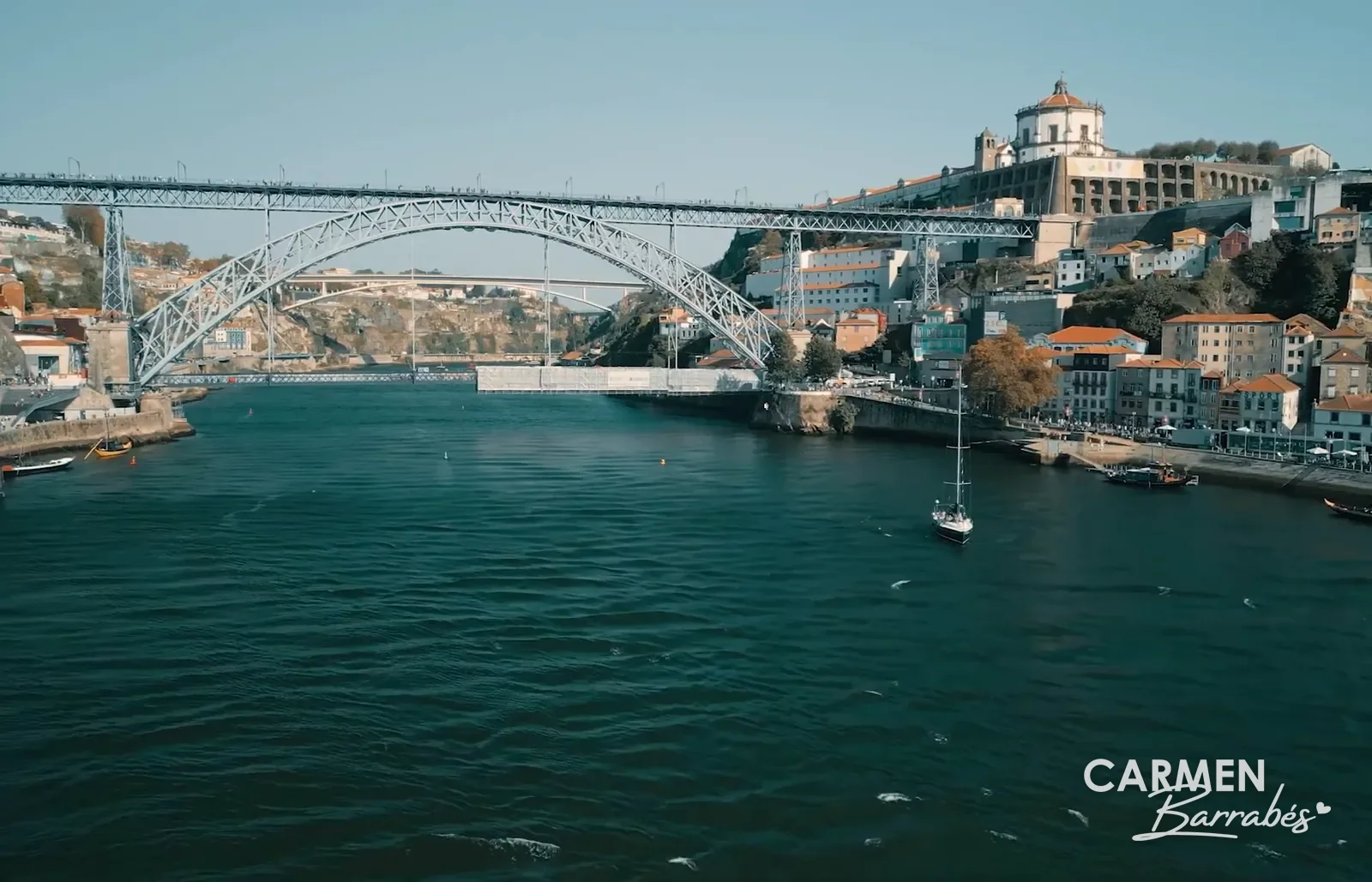 Puente Dom Luís I sobre el Duero, con el Monasterio da Serra do Pilar en lo alto de Gaia