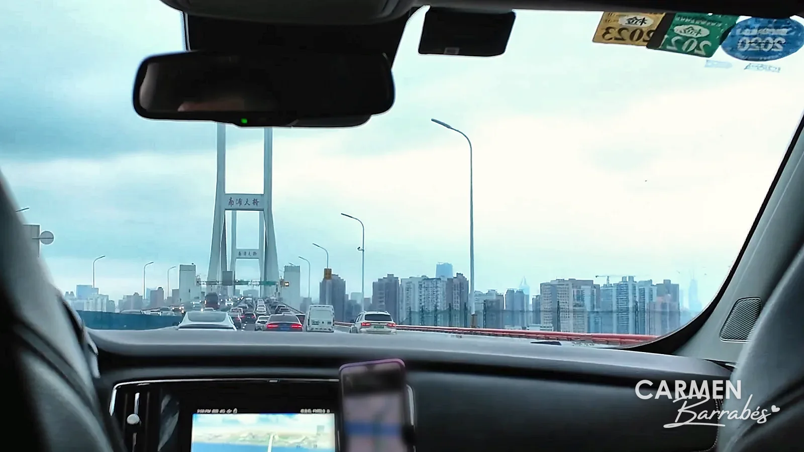 El puente de Nanpu visto a través del parabrisas de un DiDi, con el navegador en el salpicadero