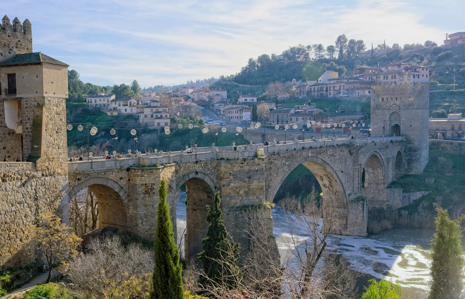 El Puente de San Martín de Toledo sobre el río Tajo, con sus torreones en los extremos