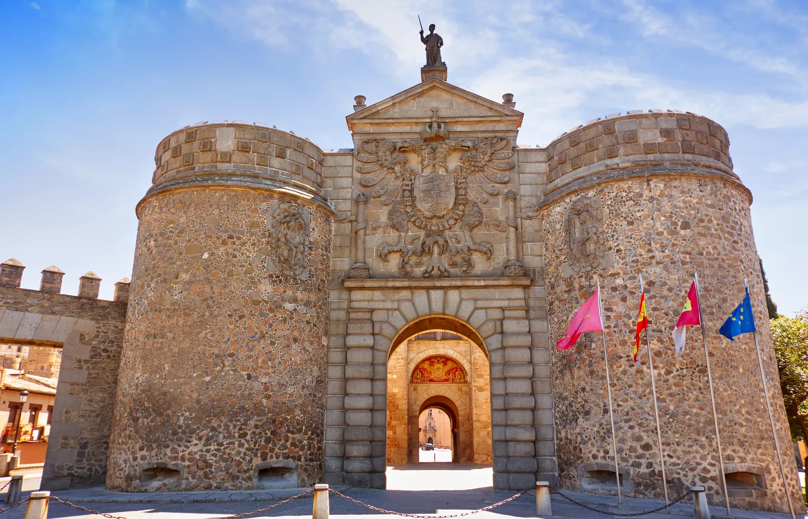 La Puerta de Bisagra de Toledo con el gran escudo imperial de Carlos V entre dos torreones