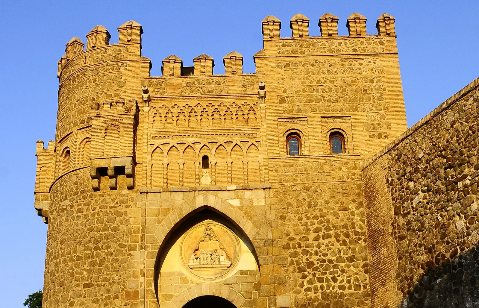La Puerta del Sol de Toledo, una torre-puerta mudéjar con arco de herradura