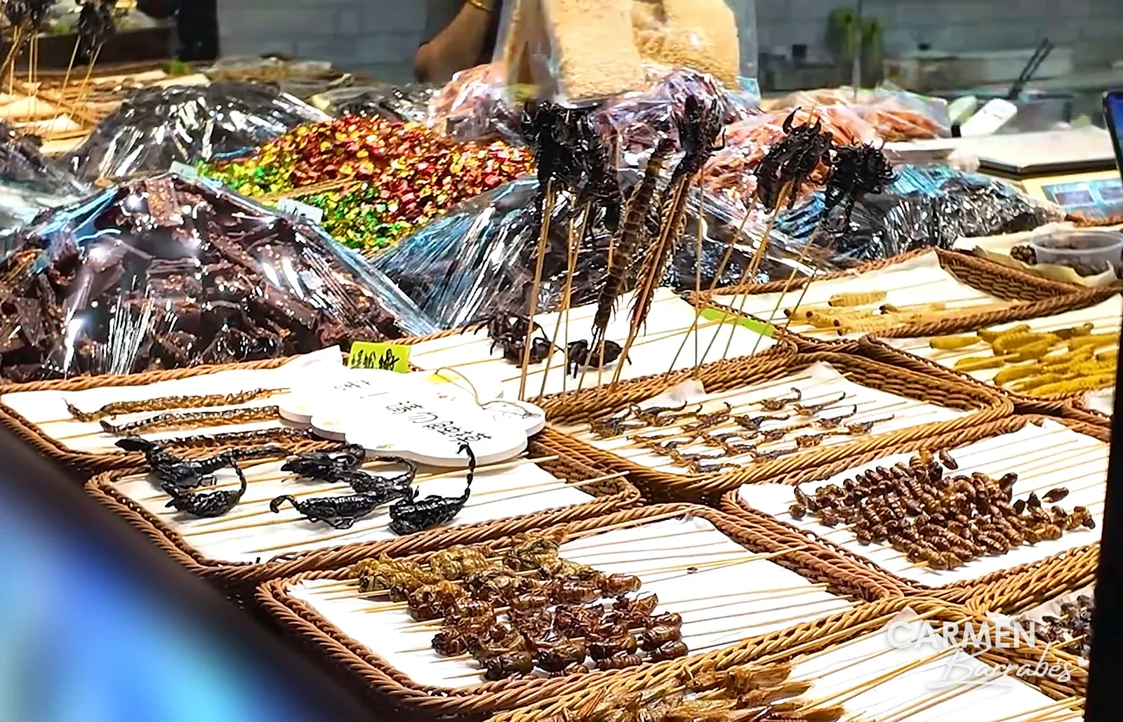 Mostrador de North Street en Zhujiajiao con brochetas de escorpiones e insectos fritos