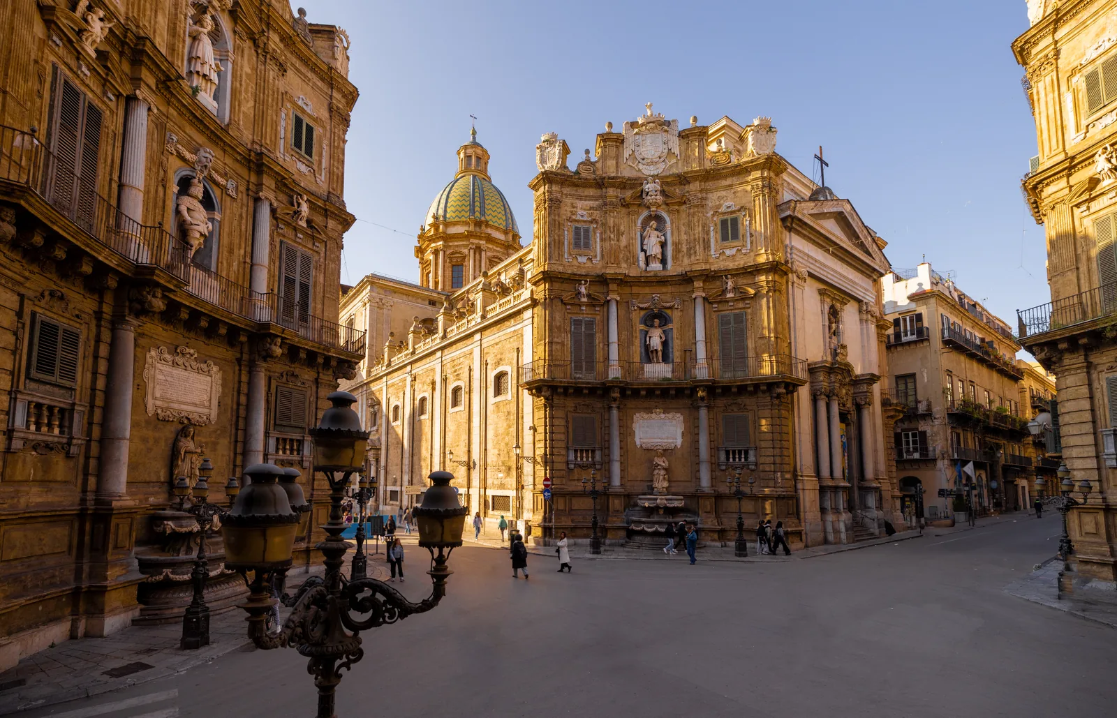 Las fachadas barrocas curvas de los Quattro Canti de Palermo, con sus fuentes y estatuas