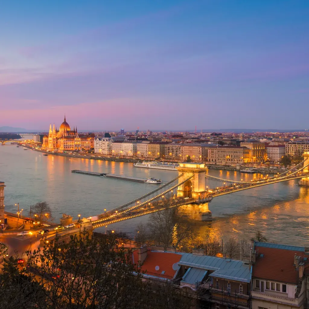 Budapest al atardecer, con el Parlamento y el puente de las Cadenas