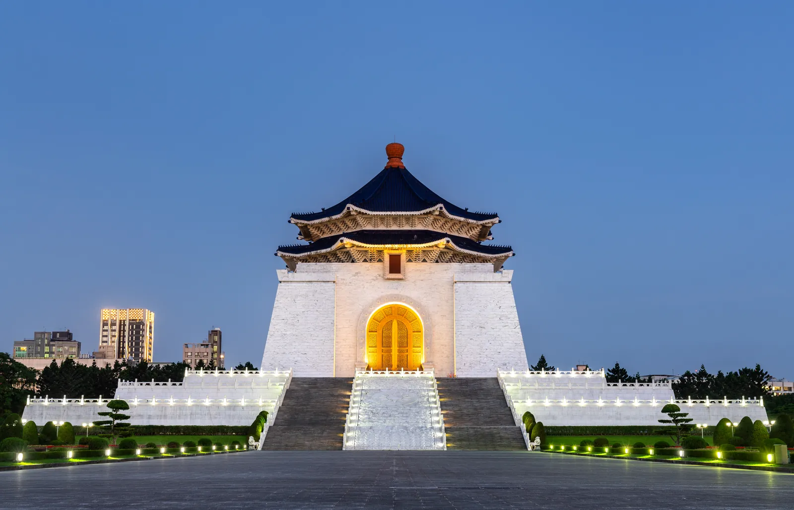 Salón Conmemorativo de Chiang Kai-shek iluminado al anochecer, en Taipéi