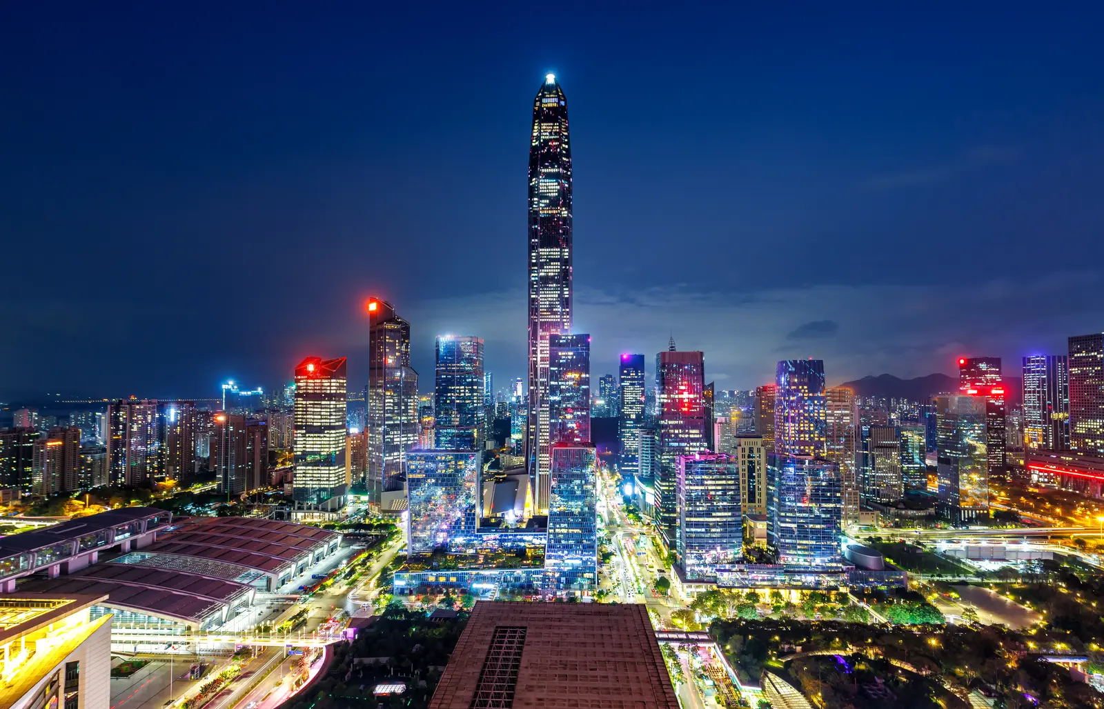 Rascacielos de Futian iluminados de noche