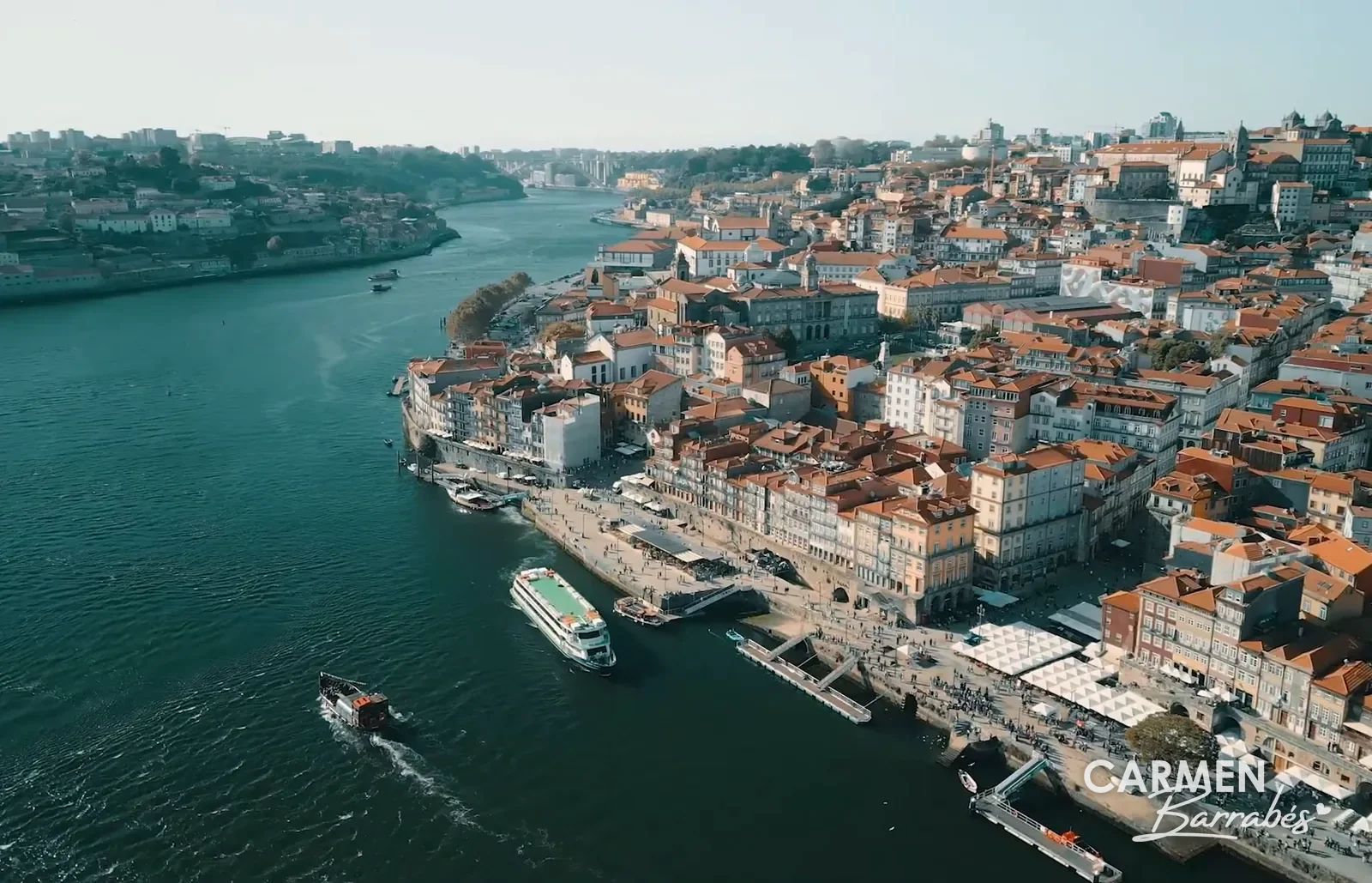 La Ribeira de Oporto y el río Duero vistos desde arriba, con un barco turístico