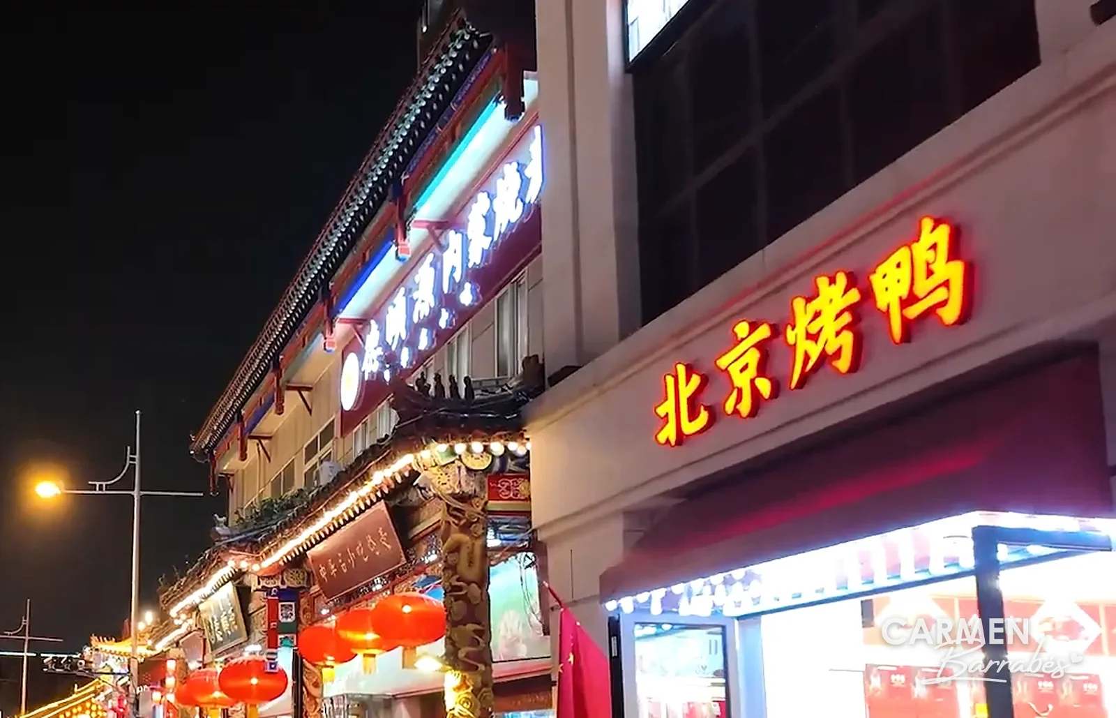 Rótulo luminoso de un restaurante de pato laqueado (北京烤鸭) en Wangfujing de noche