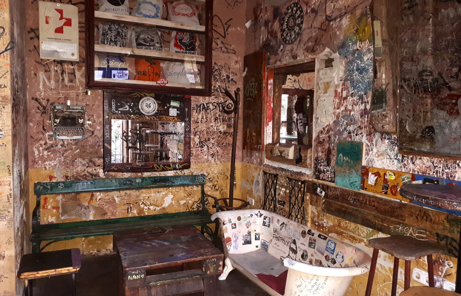 Una sala de Szimpla Kert, el ruin bar más conocido de Budapest, con muebles viejos y paredes llenas de grafitis