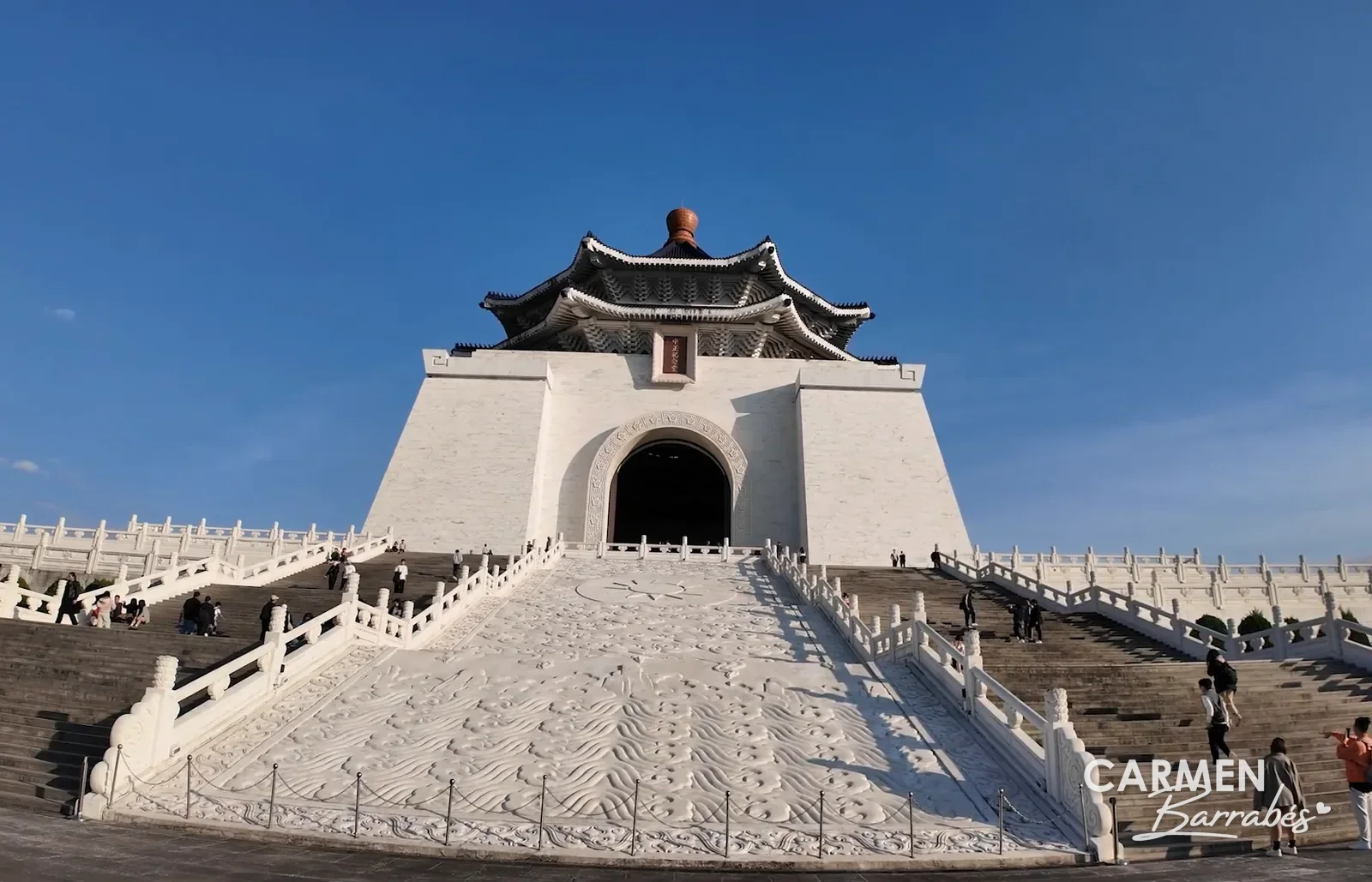 Escalinata y salón de mármol blanco del Memorial de Chiang Kai-shek