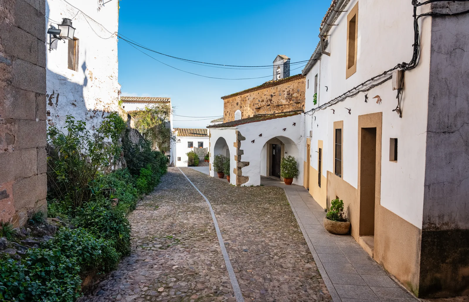 Calle encalada y empedrada del barrio de San Antonio, la antigua judería de Cáceres